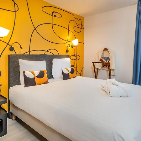 Aparthotel East 4*
