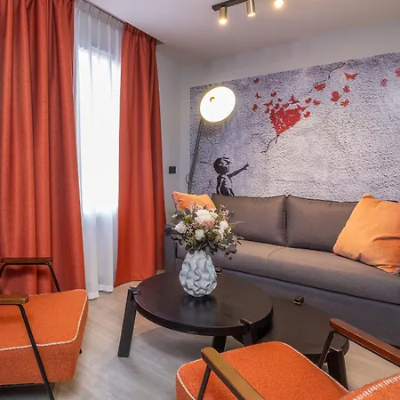 Aparthotel East 4*